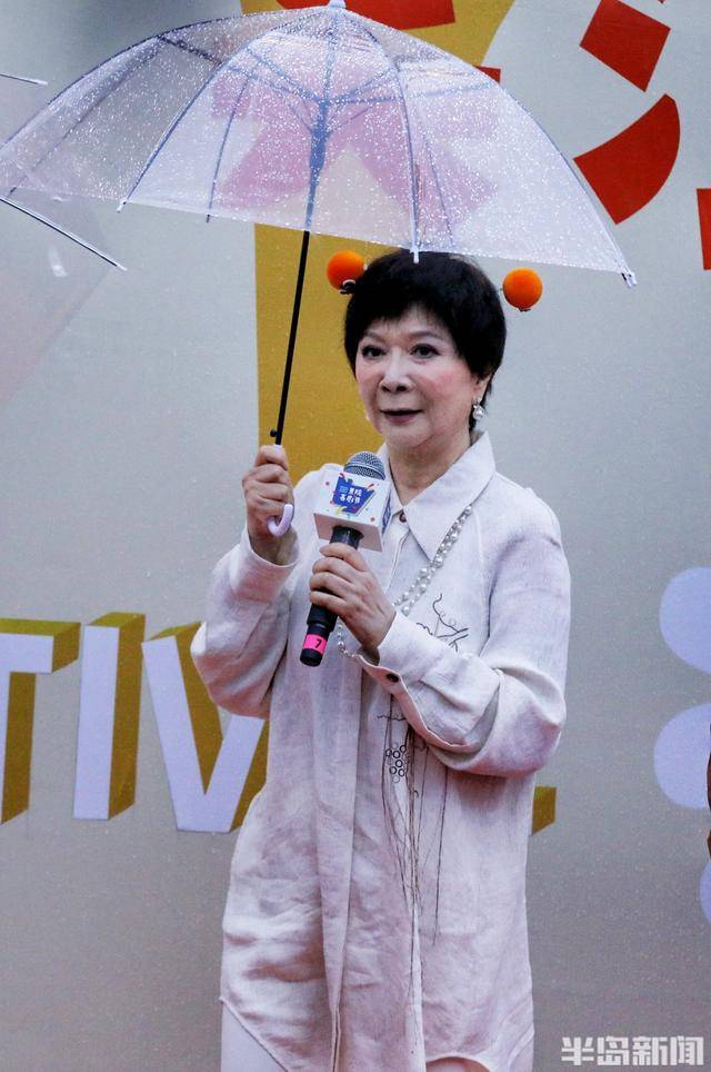 陈佩斯、倪萍、蔡明、黄渤、夏雨等明星云集青岛，雨中爆梗欢笑不断！