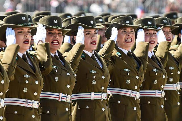 9月19日,在智利首都圣地亚哥奥伊金斯公园内,女兵在阅兵式上列队行进