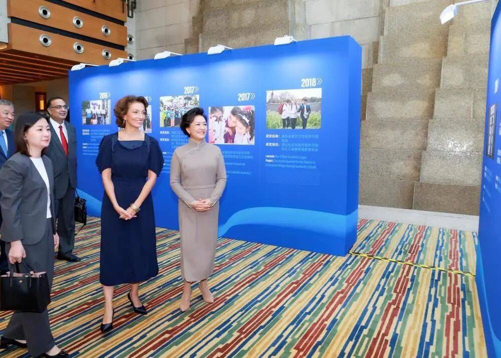 彭丽媛出席2025年联合国教科文组织女童和妇女教育奖颁奖仪式暨奖项设立十周年庆祝活动
