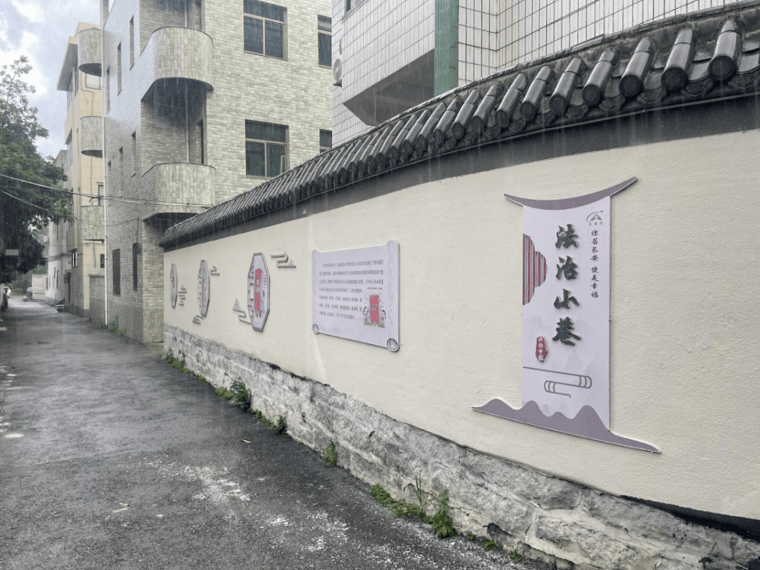 在村道两旁建设古韵古风的法治文化长廊与法治文化墙,以水墨画,漫画配