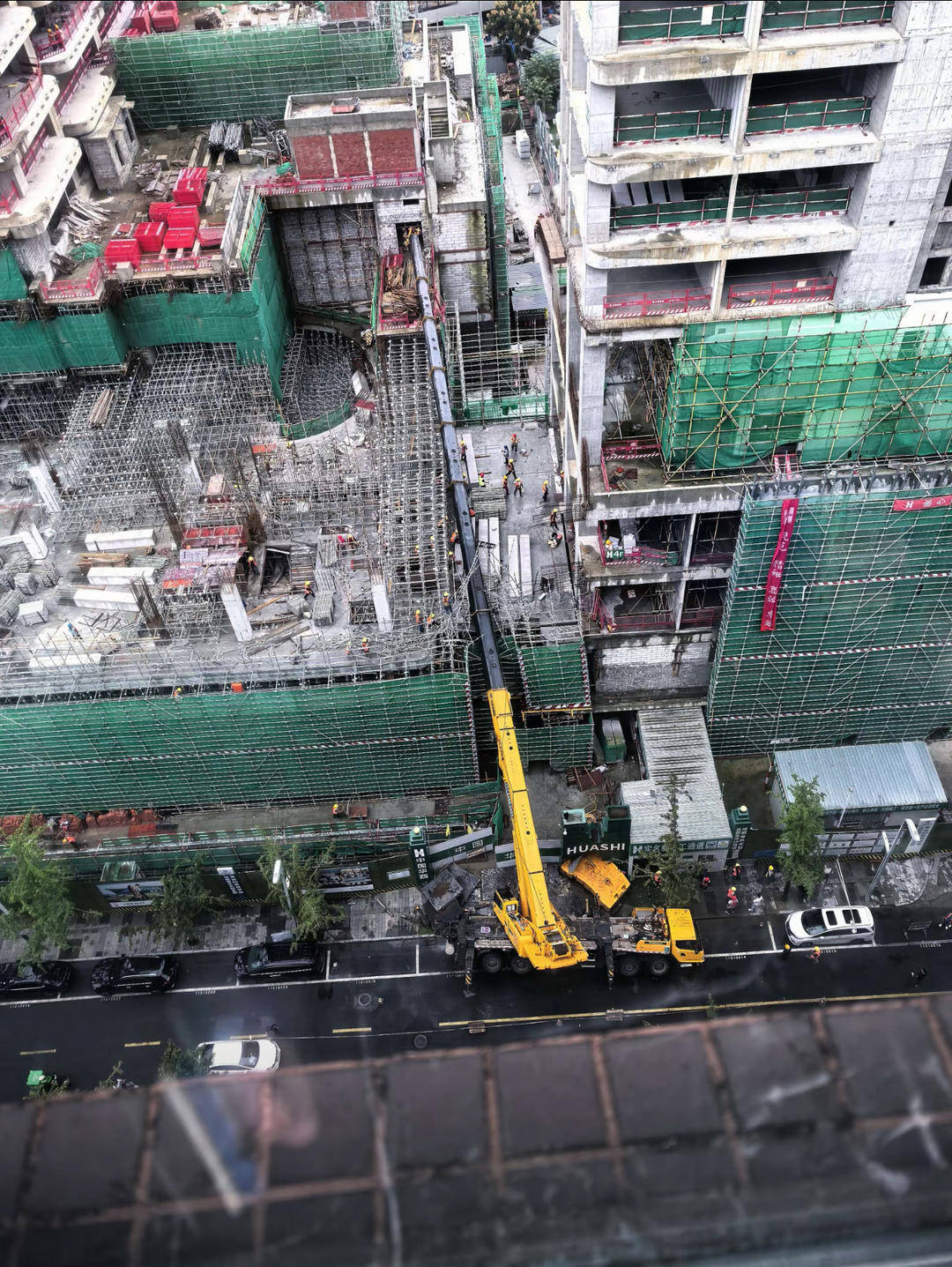 成都武侯区群众路附近一在建工地吊车侧翻 街道办：无人员伤亡