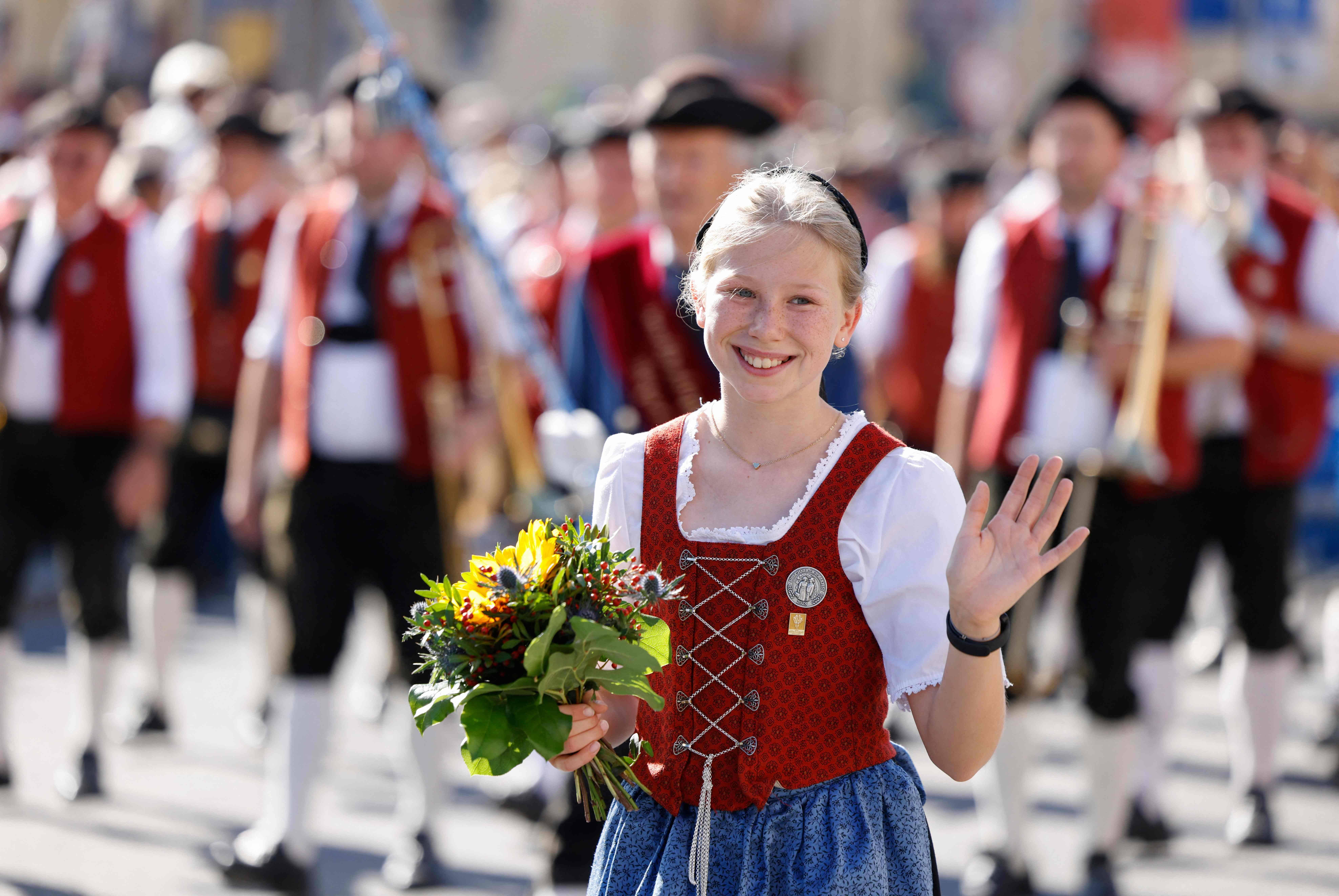 9月21日,在德国南部城市慕尼黑,人们身着传统服饰参加啤酒节盛装游行