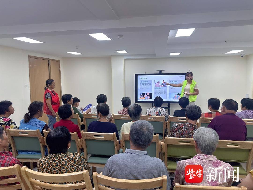 南京栖霞靖安佳园社区开展“书香护网 共筑安全”活动