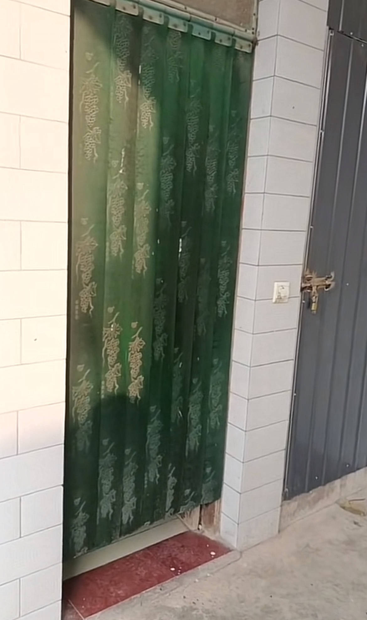 监控曝光！运城一男子因前女友拒复合持刀闯入家中，女子哥哥在家门口遇害，案件将开庭