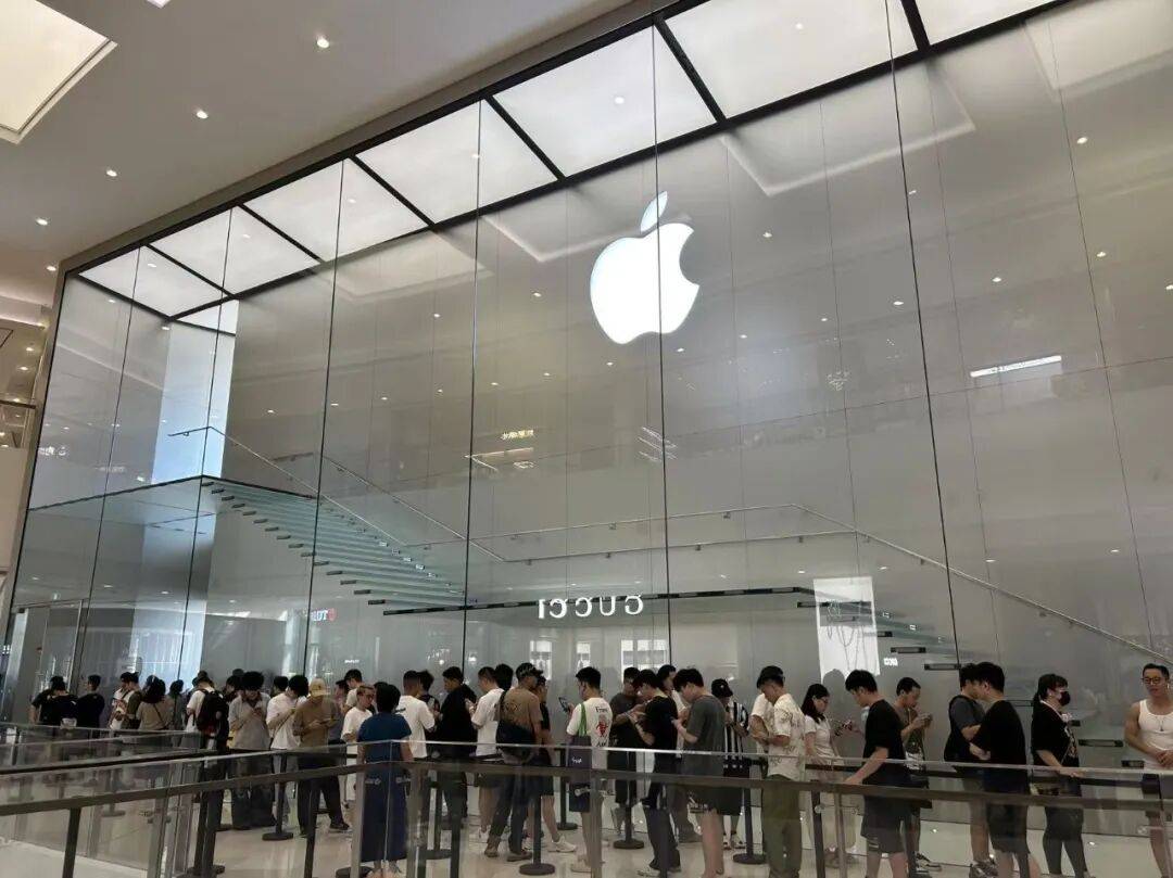 iPhone17系列新机正式发售！全国多门店无现货“黄牛”现