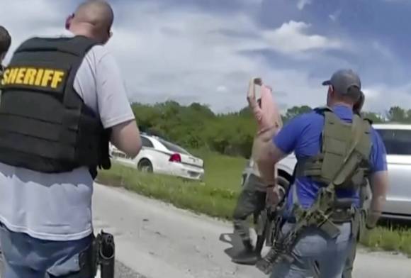 被判终身监禁，特朗普遇刺未遂案嫌疑人当庭笔猛刺脖子，自杀未遂