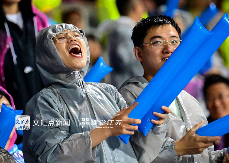 “苏超”最强叫扬叔 - 全网最会整活的苏超球迷  足球圈热梗收割机“第十二人”