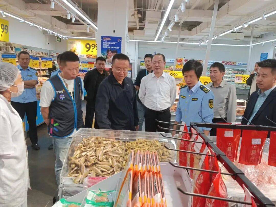 赤峰市政府副市长任玺督导检查"两节"市场食品安全管理工作
