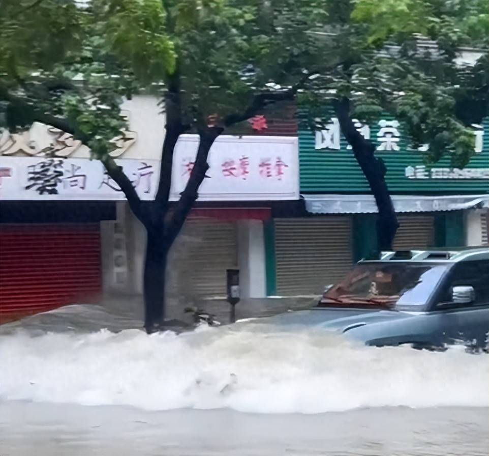 台风天开车“冲浪”后续：多家店门被冲坏金年会- 金年会体育- 官网APP司机被刑拘身份遭扒