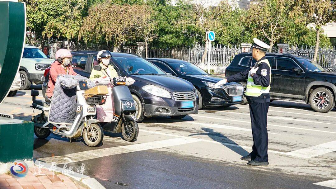 【凝心聚力共建和美家园】建平县交警大队：强化“一早一晚” 守护平安出行