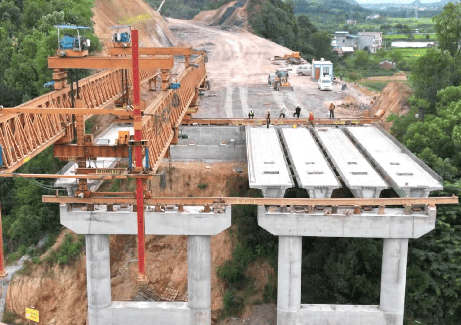 零道高速公路车边特大桥梁预制梁片铺设工作稳步推进