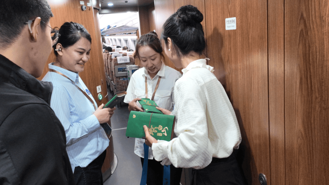 “环游辽吉”高铁旅游产品在沈白高铁G8167次列车上首发