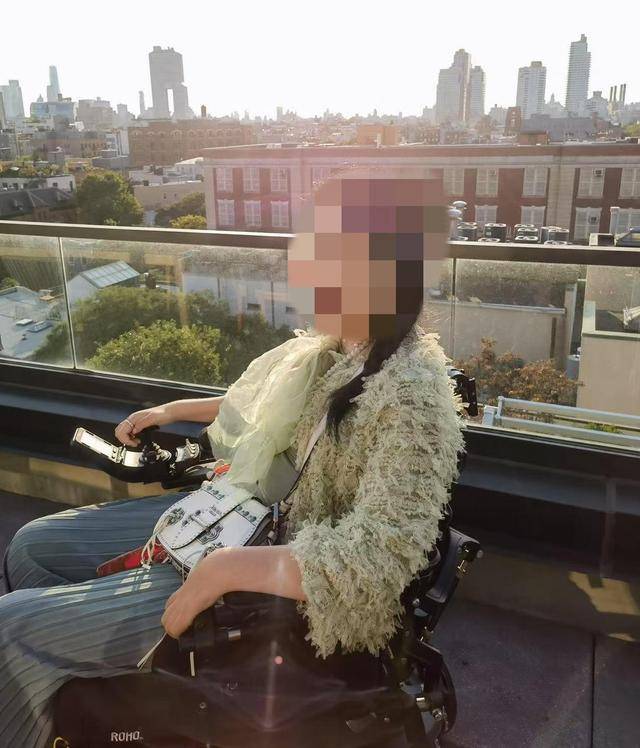 高位截瘫女子订酒店被告知电动轮椅不能进房间店方：电池可能存在安全隐患大厅有非电动