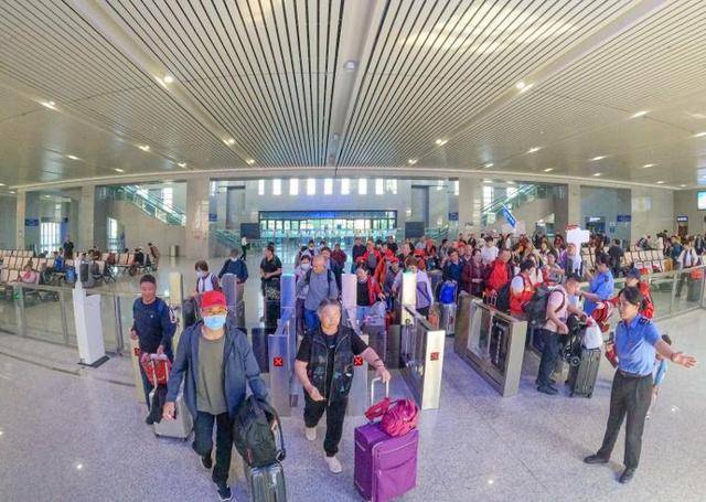 “双节”运输开始！国铁济南局预计发送旅客975万人次