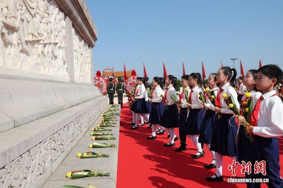 烈士纪念日向人民英雄敬献花篮仪式在京隆重举行