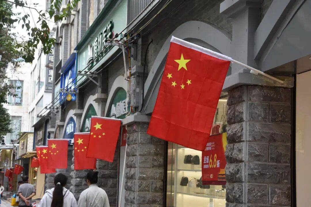 最是一抹"中国红"!昭阳城喜迎国庆节日氛围浓厚