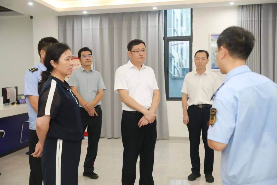 凌卫在南昌调研“双节”期间食品安全和特种设备安全等工作