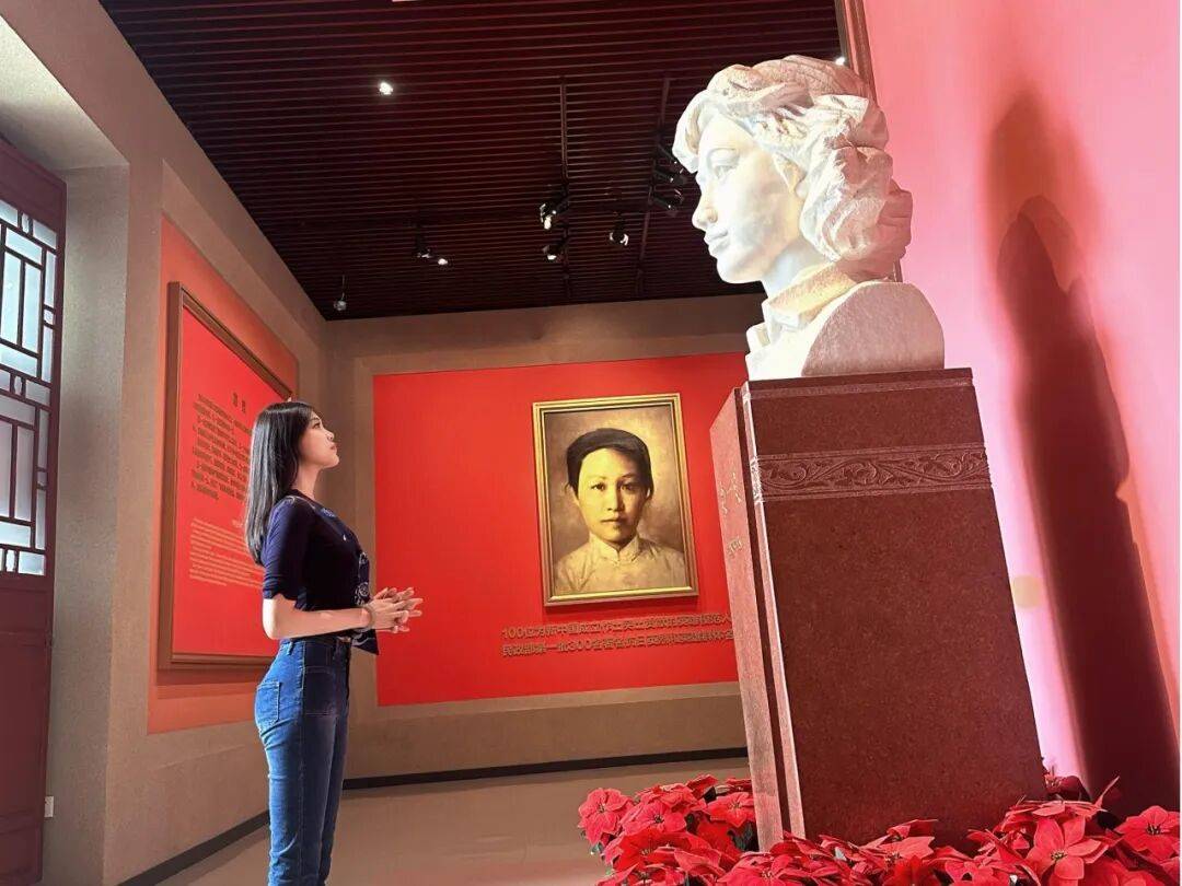 参观赵一曼纪念馆站在赵一曼纪念馆中,指尖轻抚展墙,先烈热血温润我心