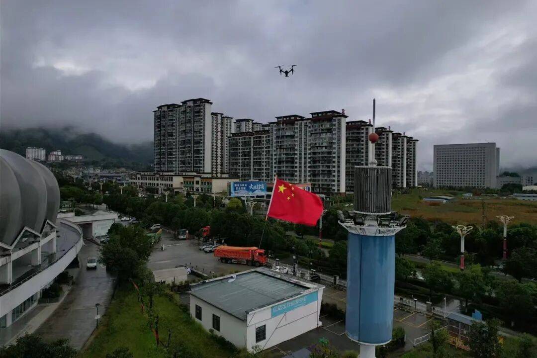 临沧市多地举行升国旗仪式庆祝新中国成立76周年