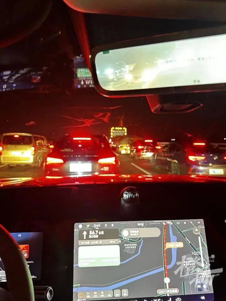 聪明的人又堵在高速上了……