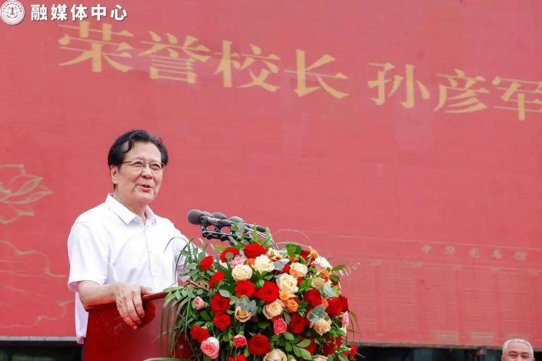 知名男演员，已任高校校长