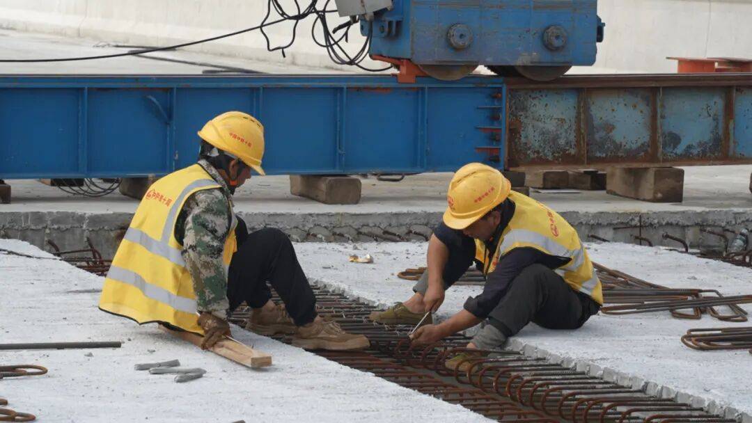 来自四川绵阳的郭虎军正全神贯注地绑扎湿接缝钢筋