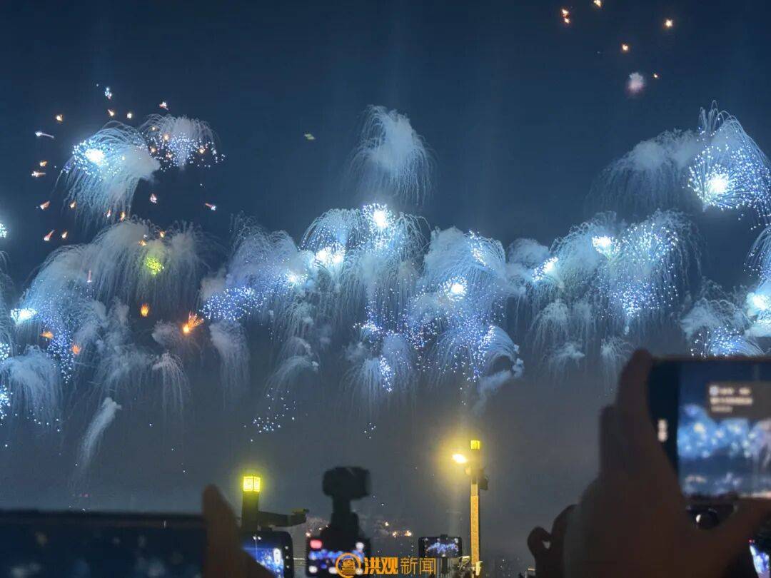 全网刷屏！这场烟花，有“亿点点”震撼！
