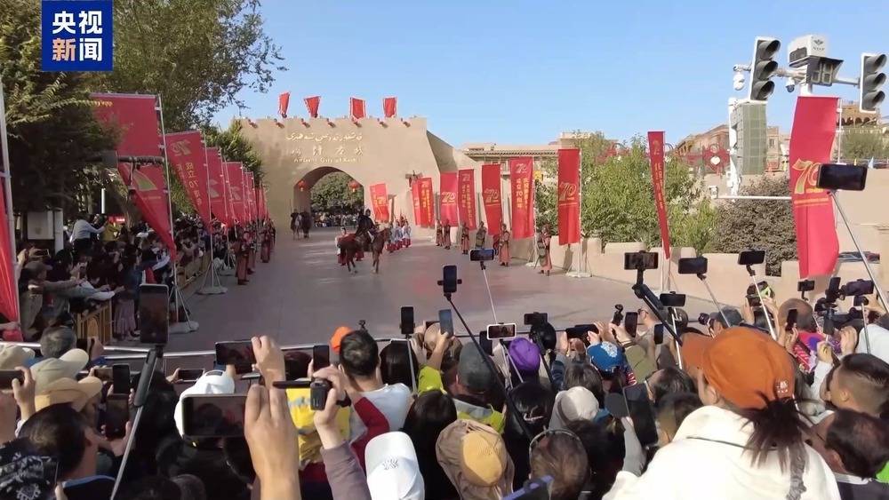 节日氛围感拉满 各地打造文旅消费新场景