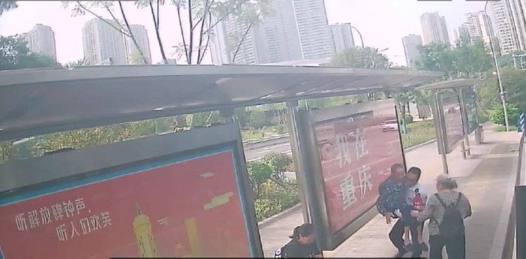 国庆·坚守｜这一抱太暖了！公交司机 “公主抱” 助老人下车