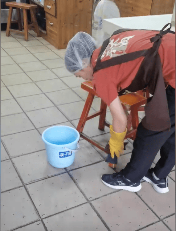 服务员用“筷子桶”装黑水擦桌椅，济南一快餐店：管理不到位，立即整改