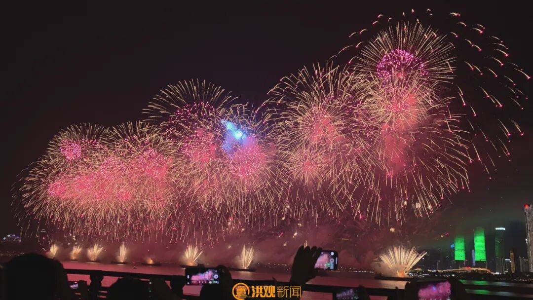 全网刷屏！这场烟花，有“亿点点”震撼！