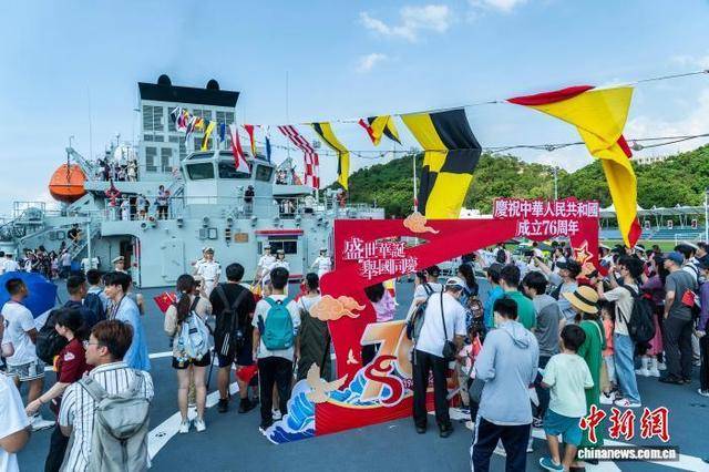 登军舰庆国庆 中国海军与香港市民“双向奔赴”