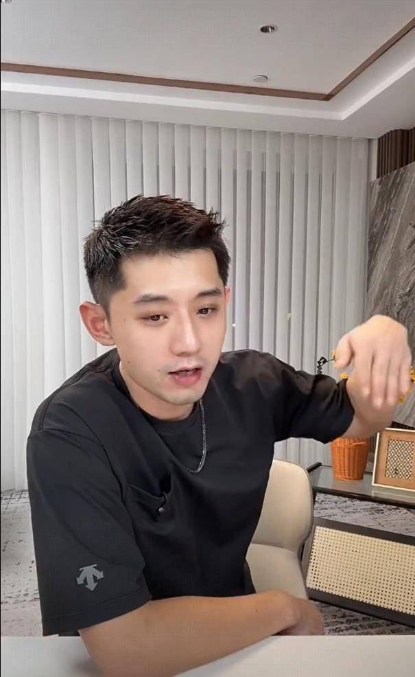 张继科直播回应落水：不知被谁一脚“踹”水里了，幸亏水流不急，否则不知冲哪去了
