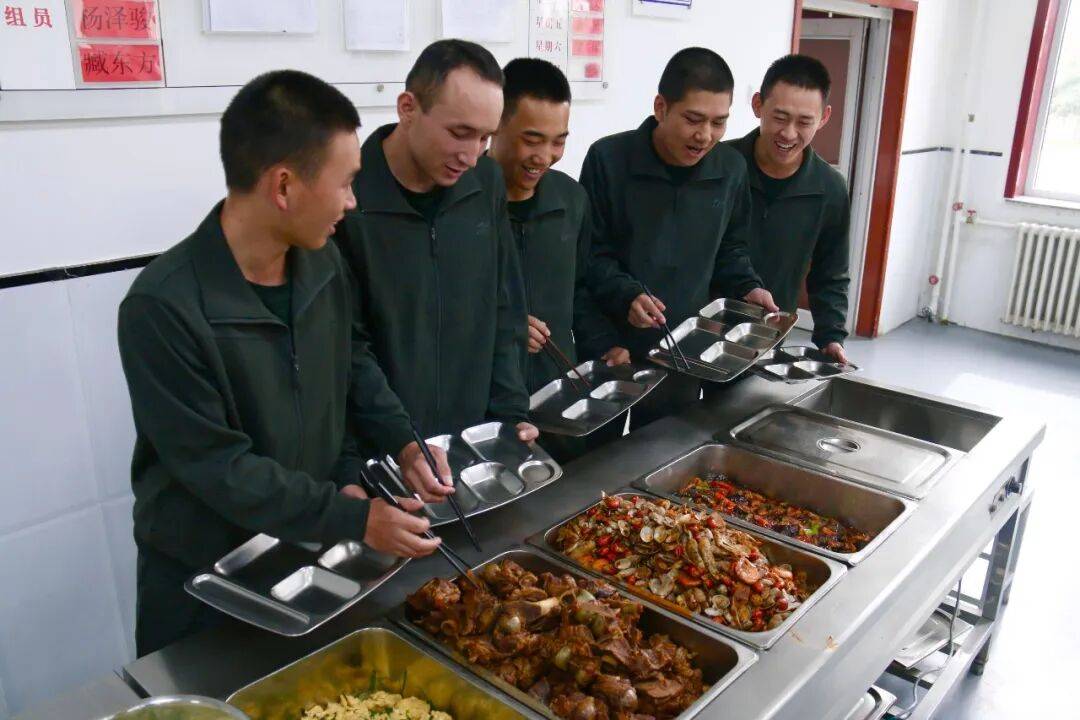 新训进行时丨节日会餐,让新兵吃出"家"的味道