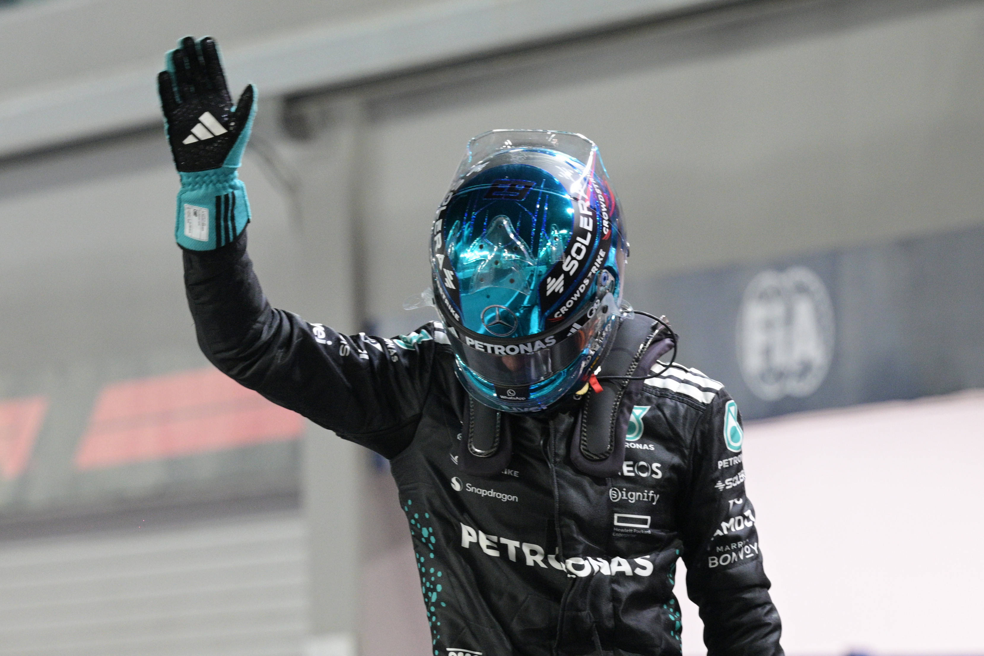 （体育）赛车——新加坡F1大奖赛排位赛：拉塞尔夺得杆位