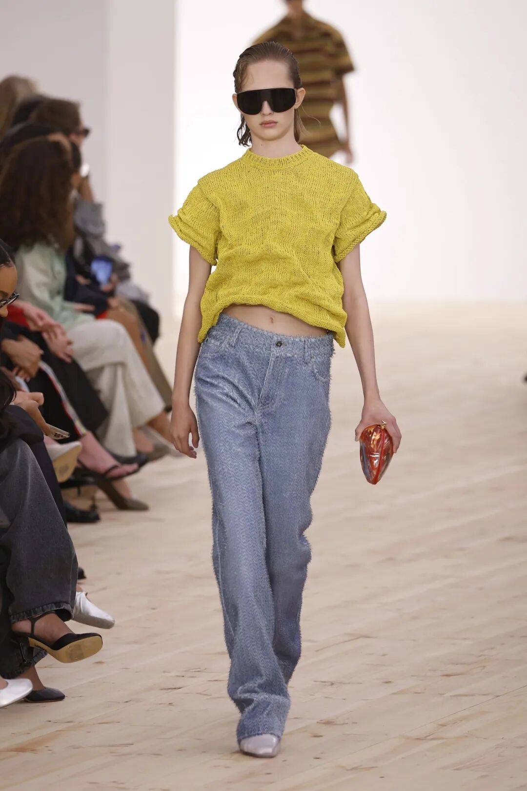 LOEWE新设计师首秀爆了，新配色太撩人！