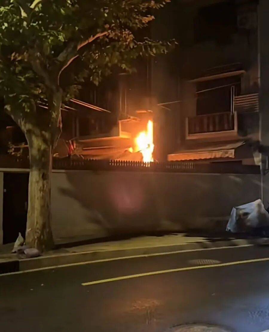上海一处民宅深夜突发火情！危急时刻，多位市民挺身而出