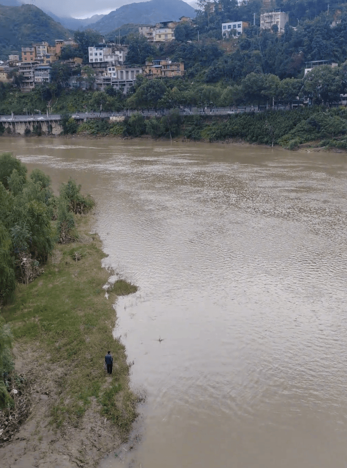 29岁新郎婚礼当天跳河，最新消息：当地一直下大雨，搜救30多小时还没找到