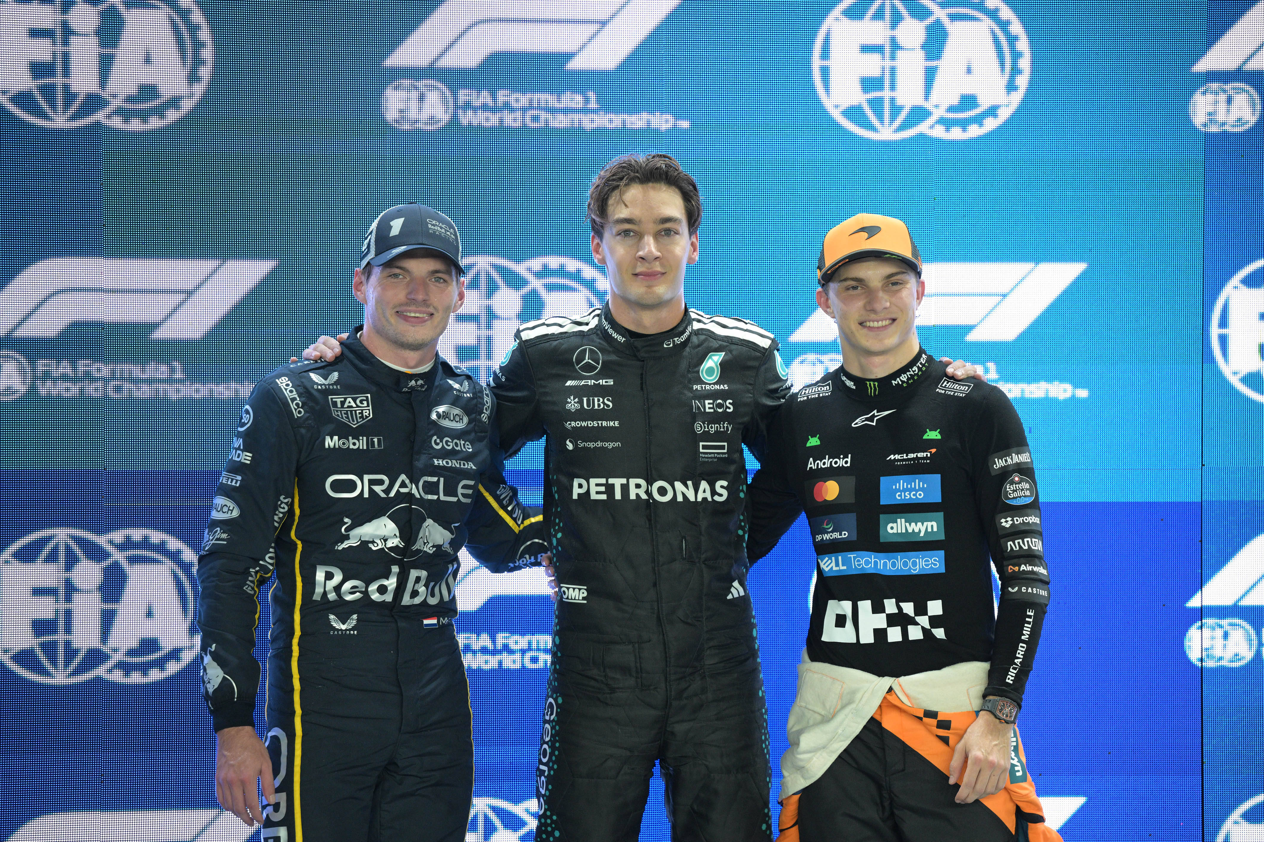 （体育）赛车——新加坡F1大奖赛排位赛：拉塞尔夺得杆位