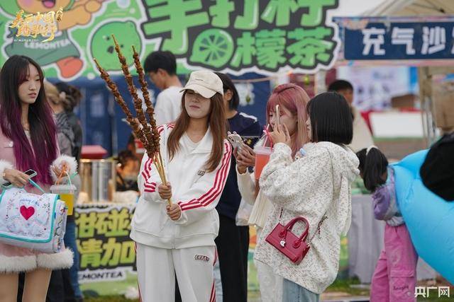 超14万乐迷欢聚成安！河北“县城音乐节”被赞“纯粹”→