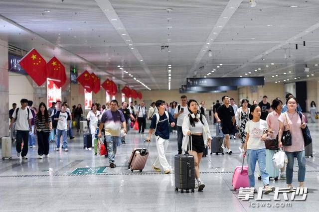 国庆中秋假期第五日，长沙火车南站继续“人从众”模式丨组图