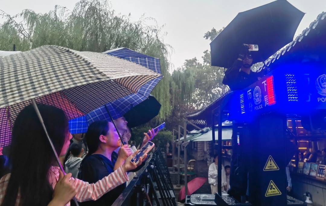 突然爆火！济南趵突泉国庆最忙的人出现了，特警小哥成热门“代拍打卡点”