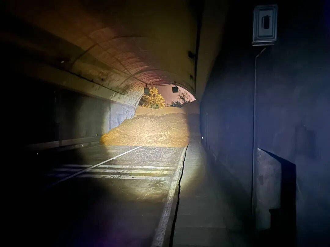 南友高速一隧道口山体滑坡