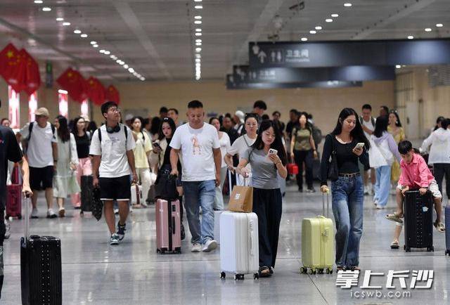 国庆中秋假期第五日，长沙火车南站继续“人从众”模式丨组图