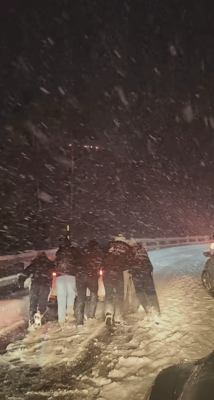 游客称因大雪在喀纳斯堵车8小时，交警凌晨仍在除雪，当地交管部门：仍有车堵在山上，救援持续进行