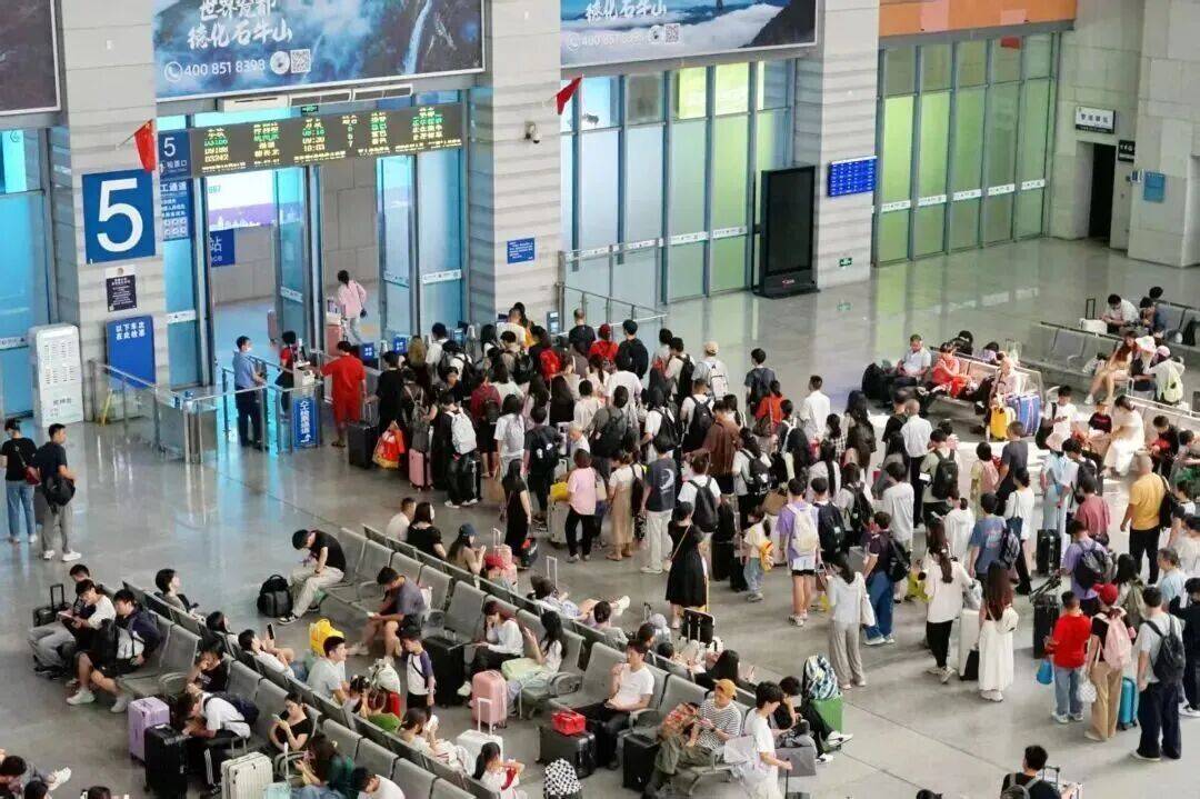 “双节”返程迎高峰，南铁加开中秋夜间动车助力出行