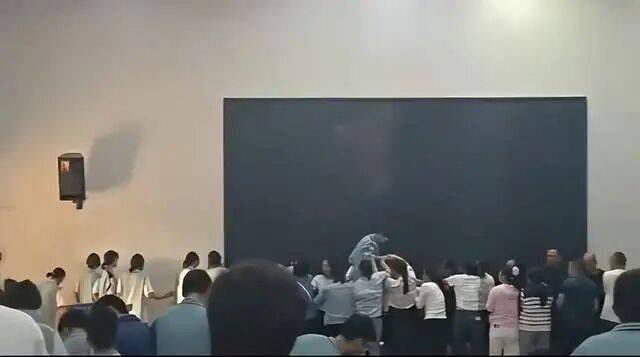 “家长跪地让学生从背上踩过”，河南一中学举办“愧疚教育”活动被投诉？官方回应