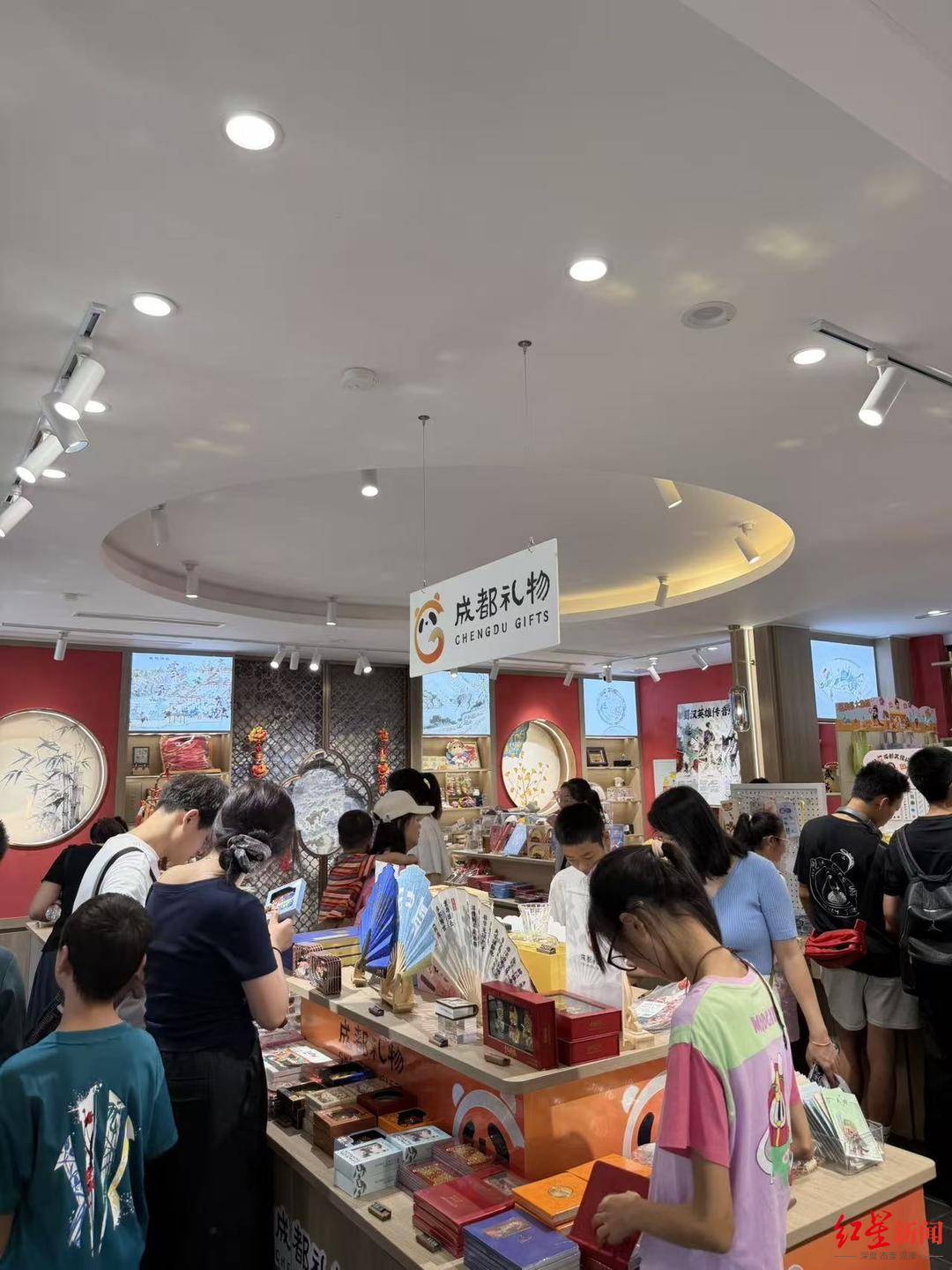 游客把“带得走的成都”装进行囊AG真人“成都礼物”假期热销(图1)