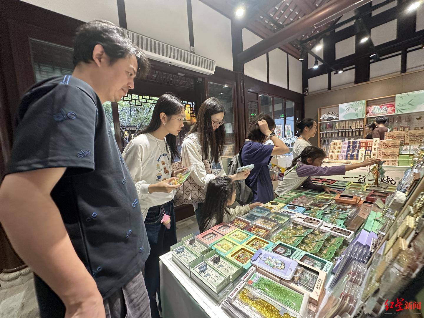 游客把“带得走的成都”装进行囊AG真人“成都礼物”假期热销(图5)