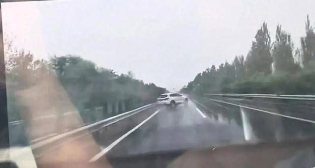 高速公路突发：SUV疑打滑失控撞护栏翻滚，女子被甩到空中